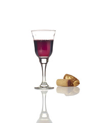 Glas Rotwein einschenken