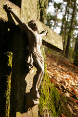 stary krzyż - figura Jezusa - vintage - stare drewno - w lesie - jesień