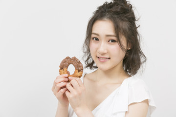 ドーナツを食べる女性 