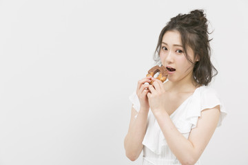 ドーナツを食べる女性 