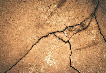 Obraz premium A dark crack on the old plaster