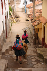 Obraz na płótnie Canvas Péruvienne et lama dans une ruelle de Cusco au Pérou