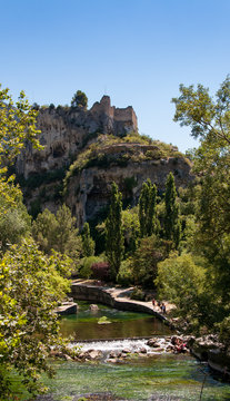 La sorgue avec vue sur un ch&acirc;teau en ruine