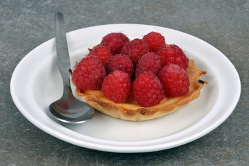 Tarte aux framboise dans une assiette 