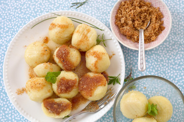 Knödel mit Semmelbrösel