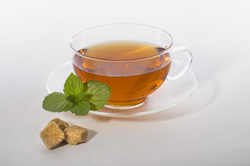 Tasse Tee mit Minze und Rohrzucker