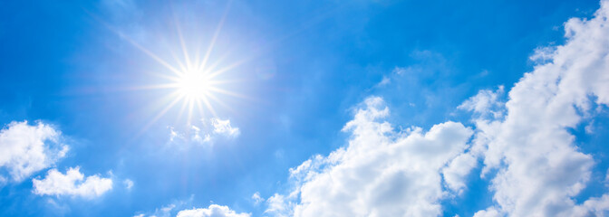 Naklejka na ściany i meble Blauer Himmel mit Sonne und Wolken als Hintergrund