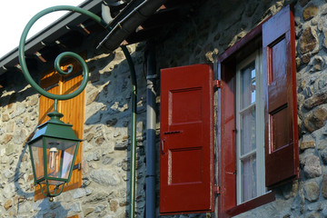 Detalle de ventana y farola de un pequeño pueblo de Francia