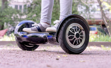 Naklejka premium Girl feet on the hover board.