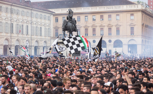 Tifosi della juventus in piazza san carlo a Torino