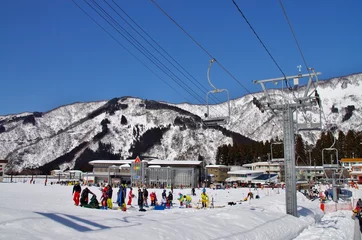 Verduisterende gordijnen Wintersport 快晴のスキー場のリフトに乗る人たち  © goro20