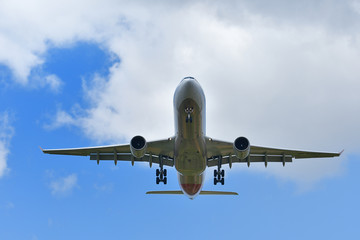 着陸する旅客機