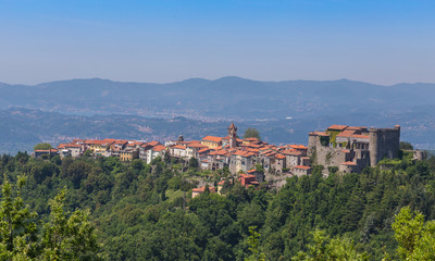 Fototapeta na wymiar Fosdinovo Dorf in Italien Toskana Panorama