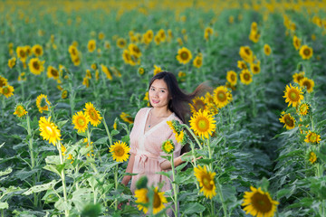Obraz na płótnie Canvas portrait Asia women in sunflower garden