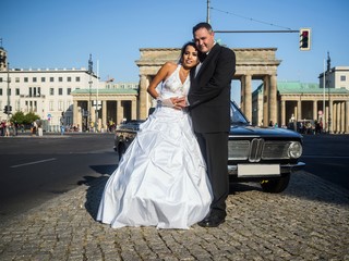 Wedding couple in front of Brandenburger Gate in Berlin © arianarama
