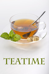 Tee in der Teetasse mit Minze und Rohrzucker