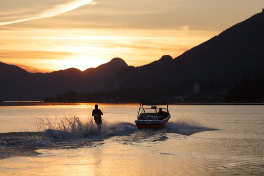 Wasserski am See beim Sonnenuntergang