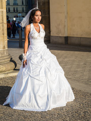 Obraz premium Serious bride is standing outdoors in Berlin, Germany