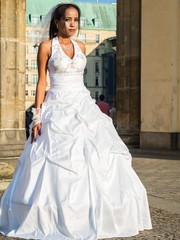 Obraz premium Sad looking bride is standing outdoor in Berlin, Germany