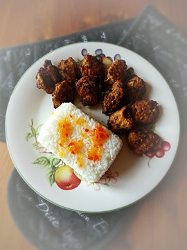 Rice with sweet chilli saurce and red curry fried pork with herbs