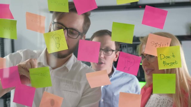 Note paper reminder schedule board. Business people meeting and use post it notes to share idea. Discussing - business, teamwork, concept 20s 4k