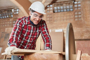 Schreiner schleift Holz in Werkstatt