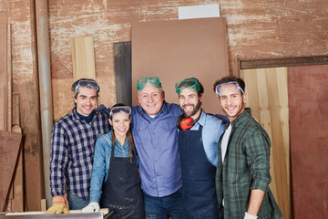 Handwerker Team mit Chef in Schreinerei