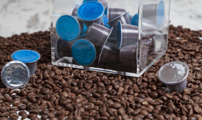 Chicchi di caffè con capsule e contenitore