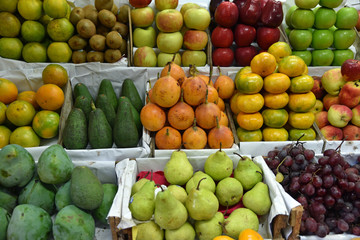 Etal de fruits exotiques au marché de Lima au Pérou