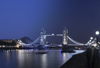 Fototapeta na wymiar London Tower Bridge twilight transition