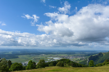 Fototapeta premium Aussicht vom Berg in das Tal mit schönem idyllischem Himmel