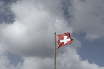 Schweizer Fahne im Himmel im Wind