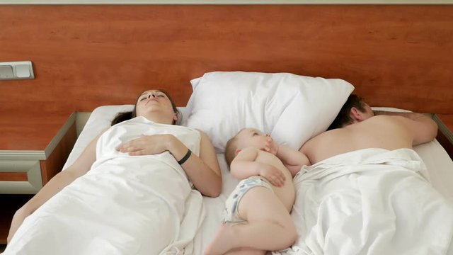 Мамочки спят видео. Спящие мать. Залезла в кровать. Молодые мамы в постели.