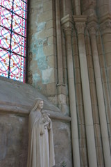 Vierge et vitraux dans une cathédrale gothique