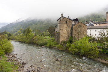 Fototapeta na wymiar Around the village of Broto in Huesca