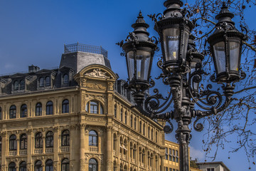 Altbau und historische Laterne