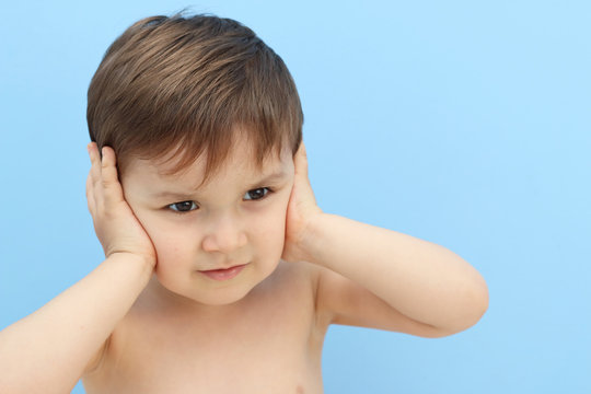 niño pequeño tapando oídos para no escuchar