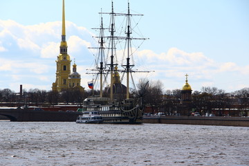 Blick auf einen Dreimaster in St. Petersburg