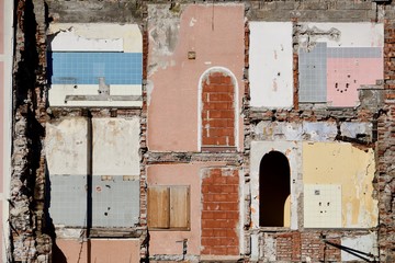 Mauer eines Wohnhauses beim Abriss