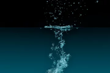Schilderijen op glas Splashing water with oxigen bubbles. Underwater background © Casther