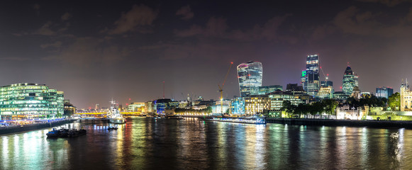Fototapeta na wymiar The Shard in London at night
