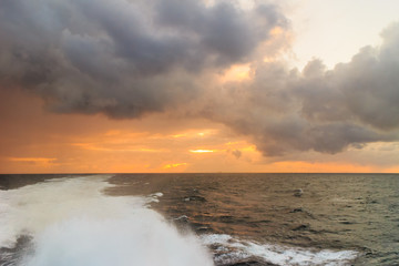 Obraz premium seascape stormy sea horizon and kielwater