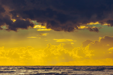 Obraz premium Beatiful sunset with clouds over the Baltic sea