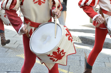 Suonatori di tamburo durante il corteo storico medievale