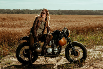 Plakat Woman rider with his vintage custom made cafe racer