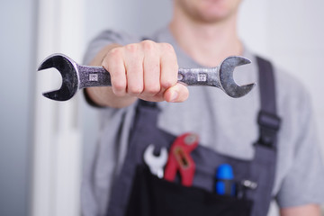 Installateur bei der Arbeit in einem Badezimmer 