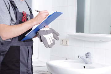 Installateur mit Klemmbrett