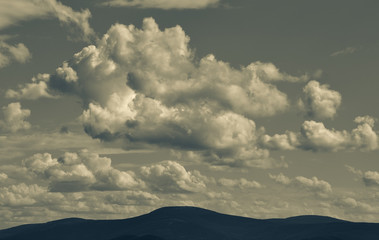 Obraz premium Chmury nad górami