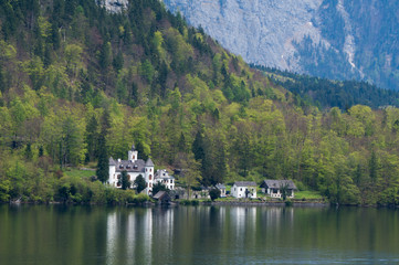 Fototapeta na wymiar Castle on the shore of Hallstätter Lake