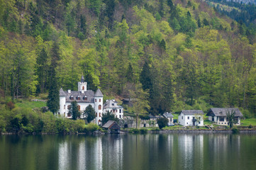 Fototapeta na wymiar Castle on the shore of Hallstätter Lake